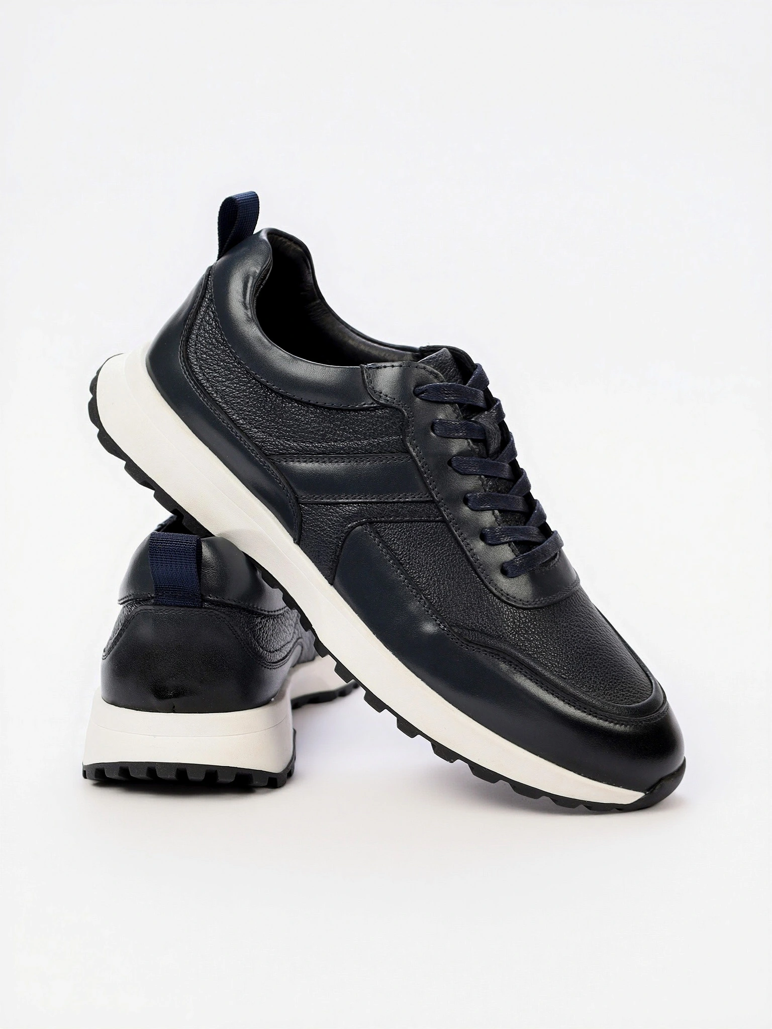 Кроссовки темно-синего цвета на средней контрастной подошве